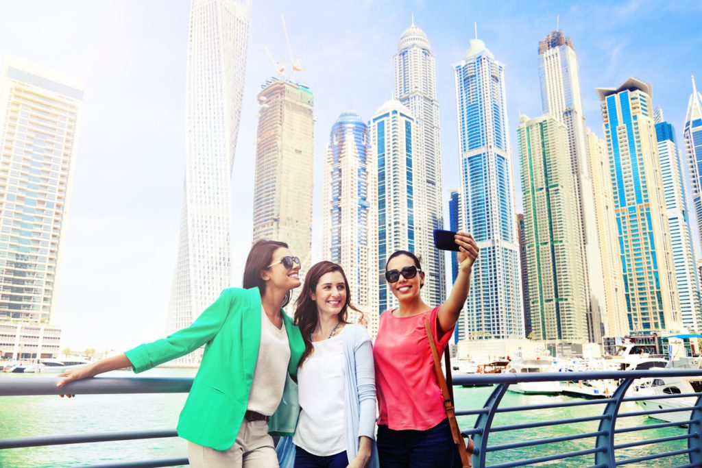 Dubai: Belirsizlikten Kaçışın Adresi 4 Three women take selfie in Dubai Marina