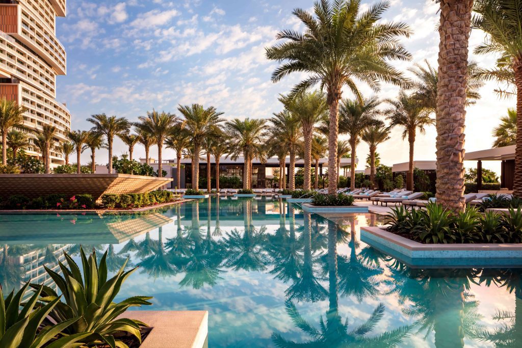Dubai Atlantis The Royal'daki Tüm Restoranlar 11 nobubythebeach poolarea 1024x683